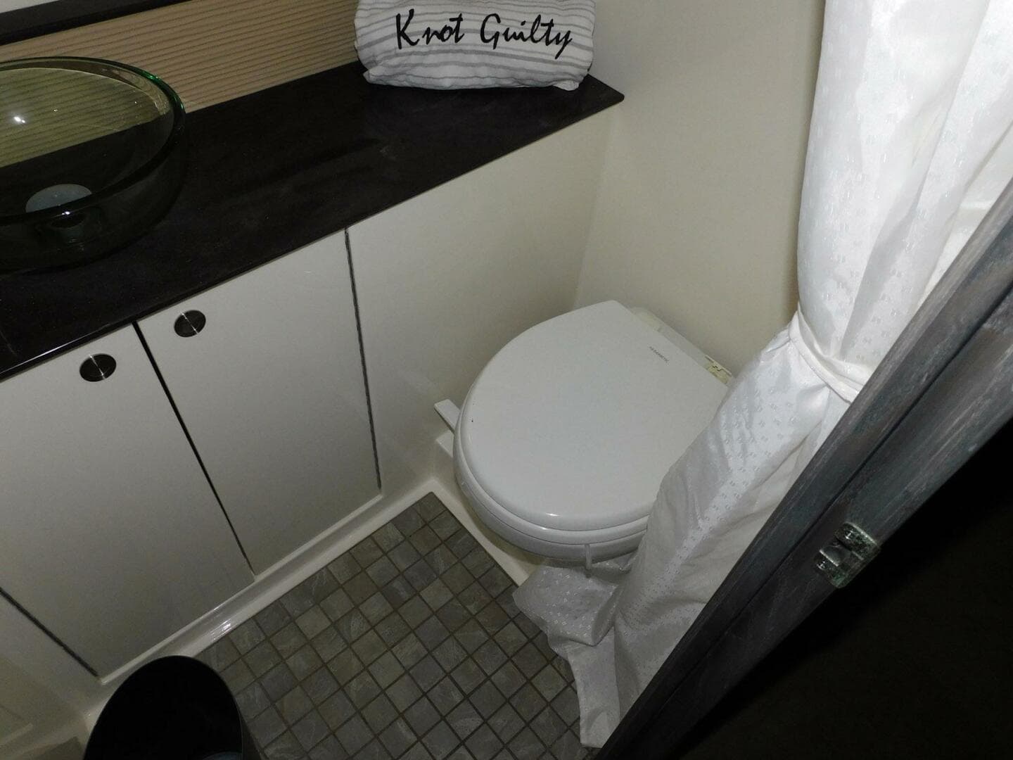 2018 Sea Ray 320 Sundancer — photo 15