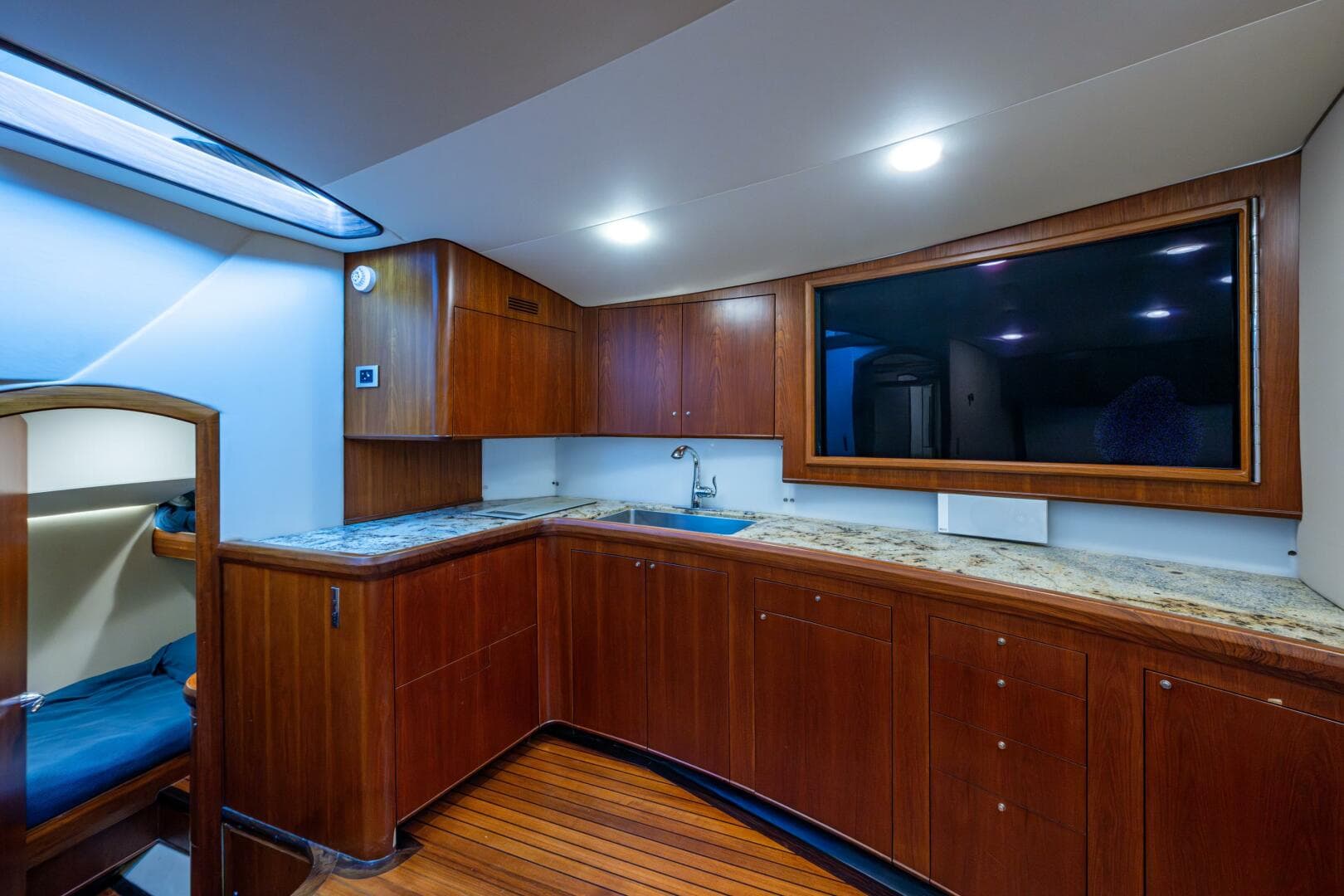 2017 Custom Carolina French Yachts Custom Express Sportfish — photo 6