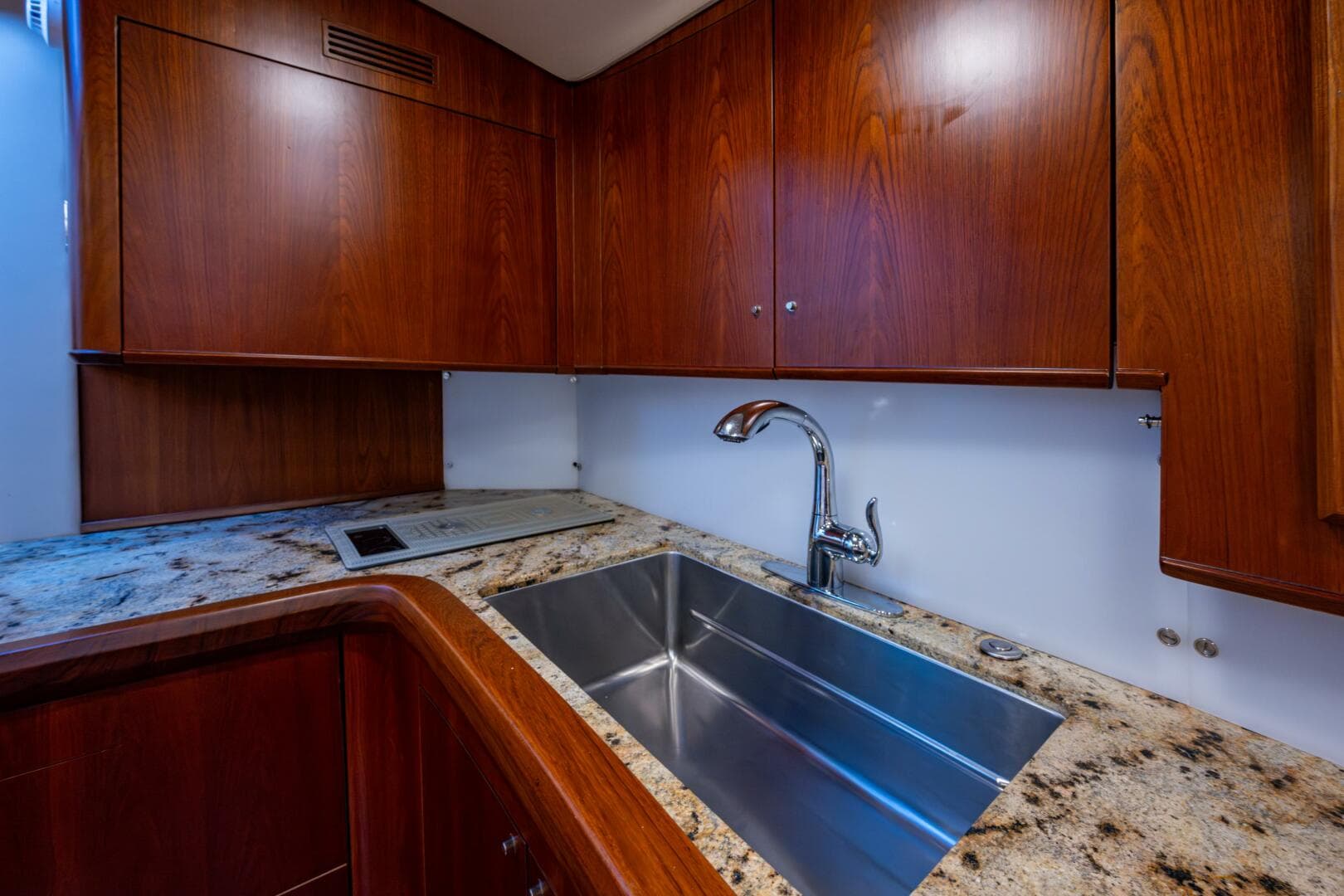 2017 Custom Carolina French Yachts Custom Express Sportfish — photo 9