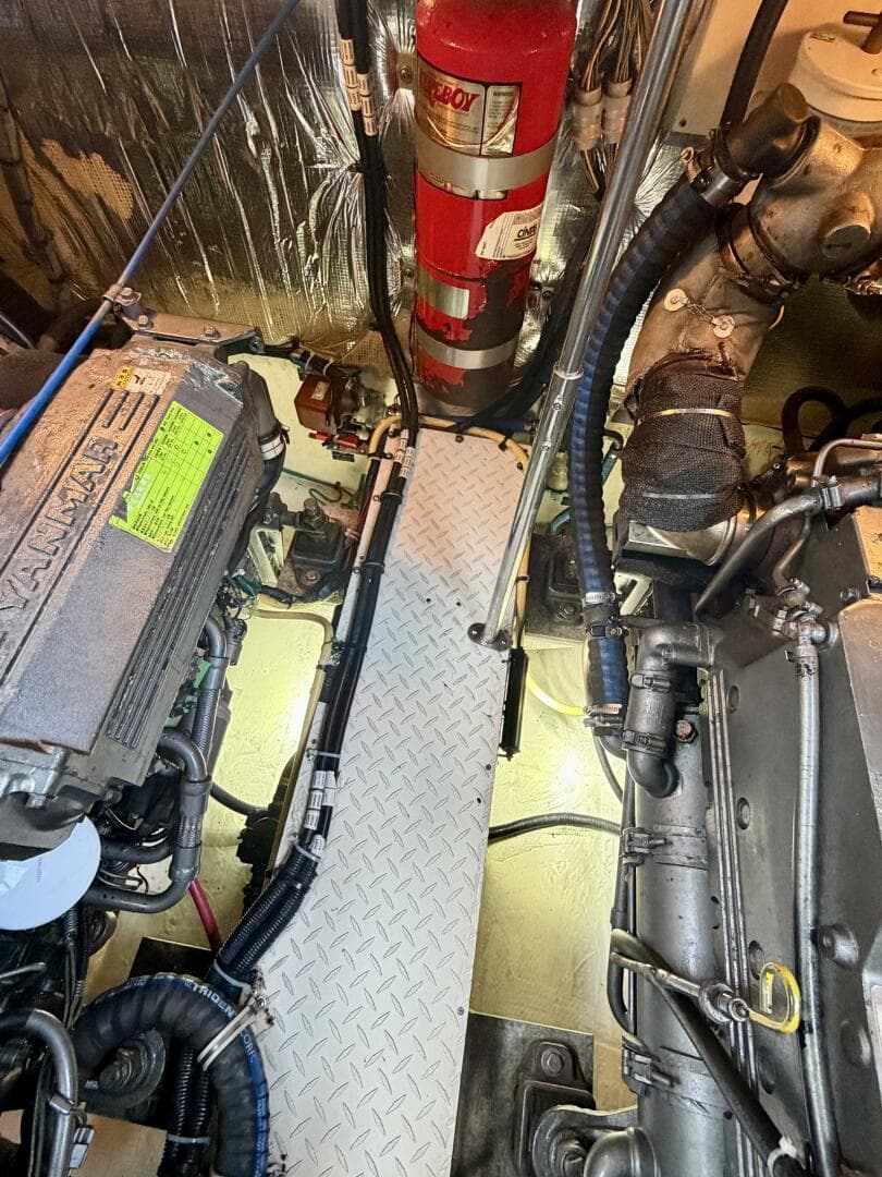 2007 Cruisers Yachts 370 Express — photo 31