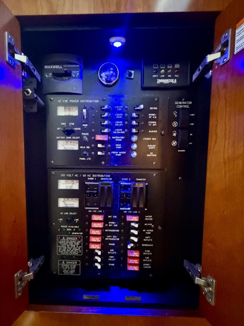 2007 Cruisers Yachts 370 Express — photo 15