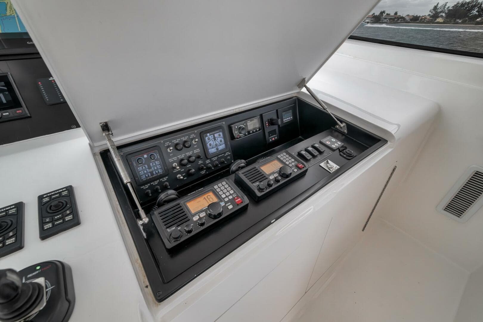 2015 Viking 52 Sport Coupe — photo 45