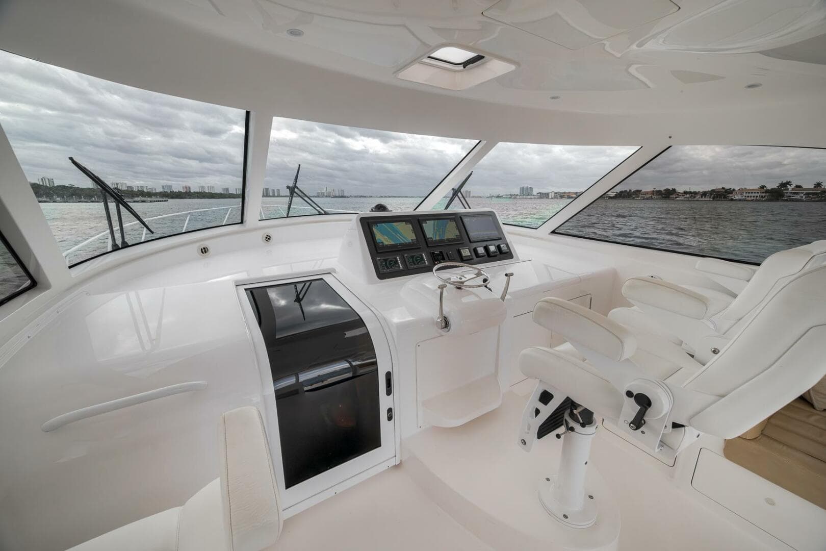 2015 Viking 52 Sport Coupe — photo 39