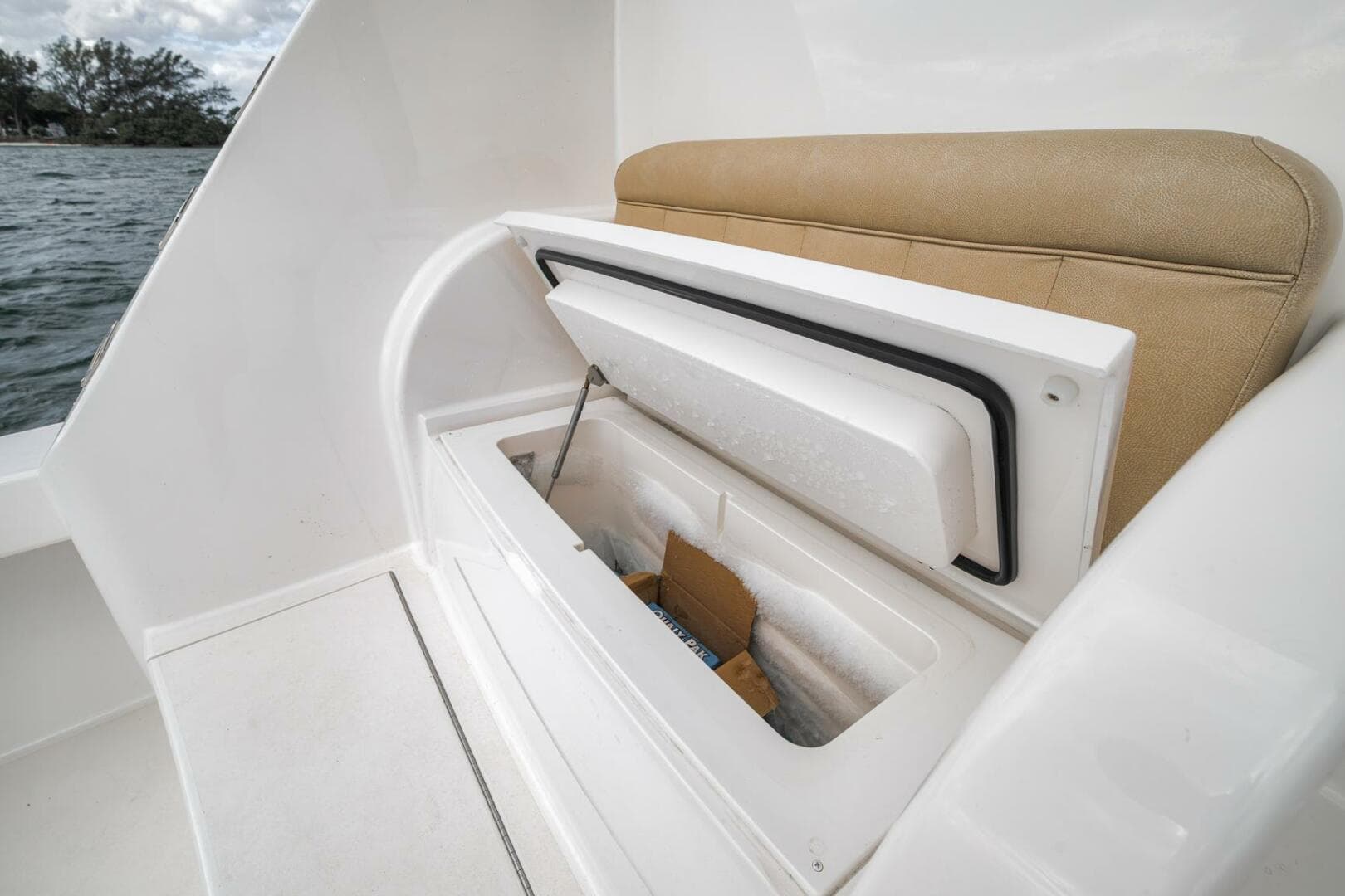 2015 Viking 52 Sport Coupe — photo 27