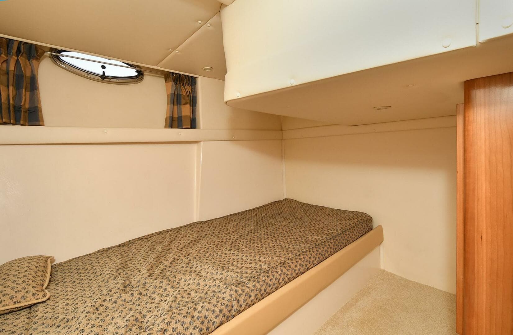 2001 Carver 466 — photo 42