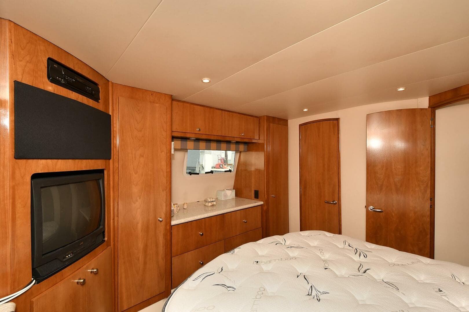 2001 Carver 466 — photo 40