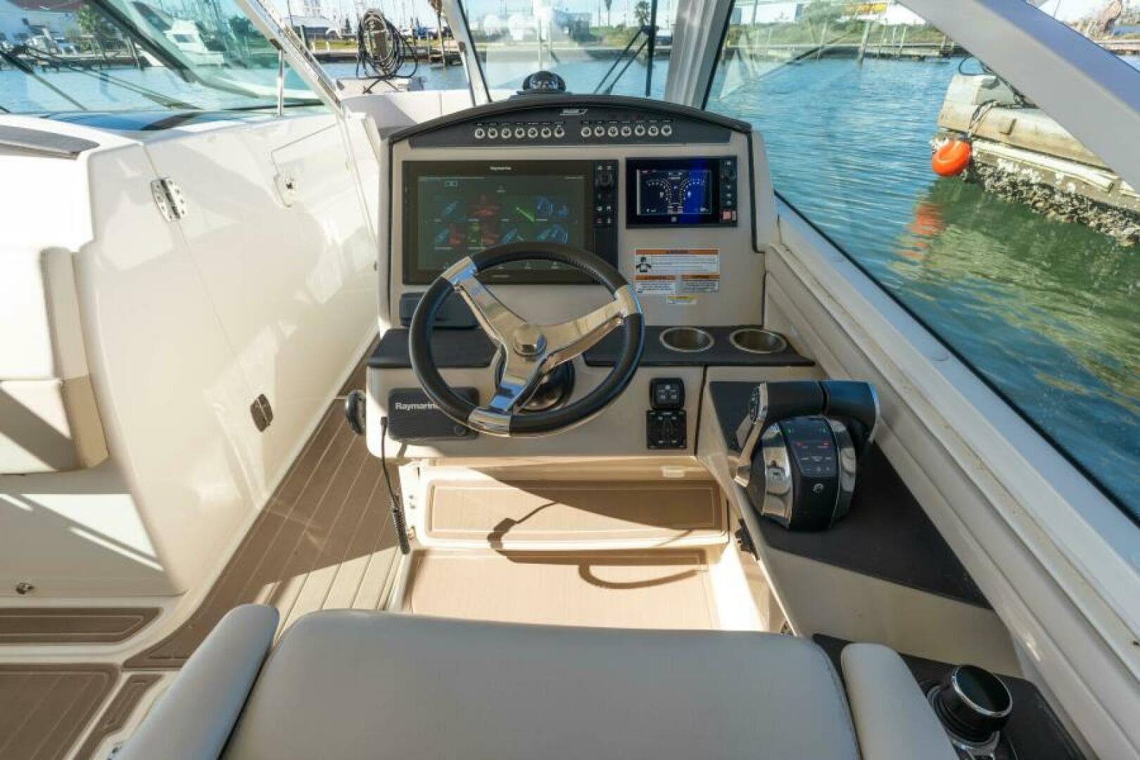 2017 Boston Whaler 320 Vantage — photo 6