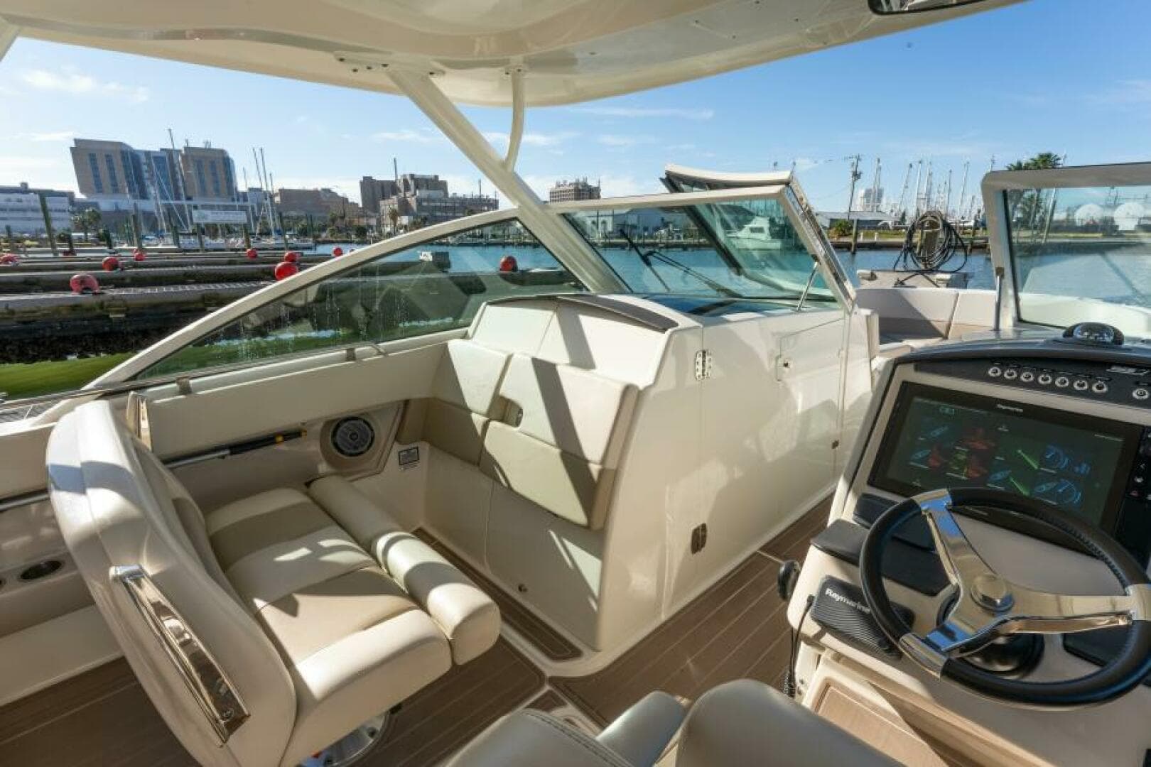 2017 Boston Whaler 320 Vantage — photo 3