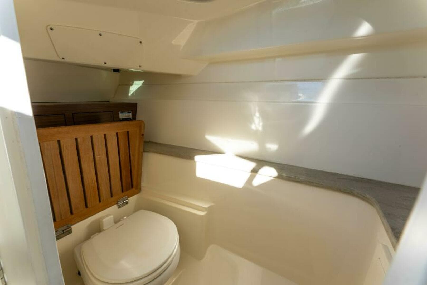 2017 Boston Whaler 320 Vantage — photo 8