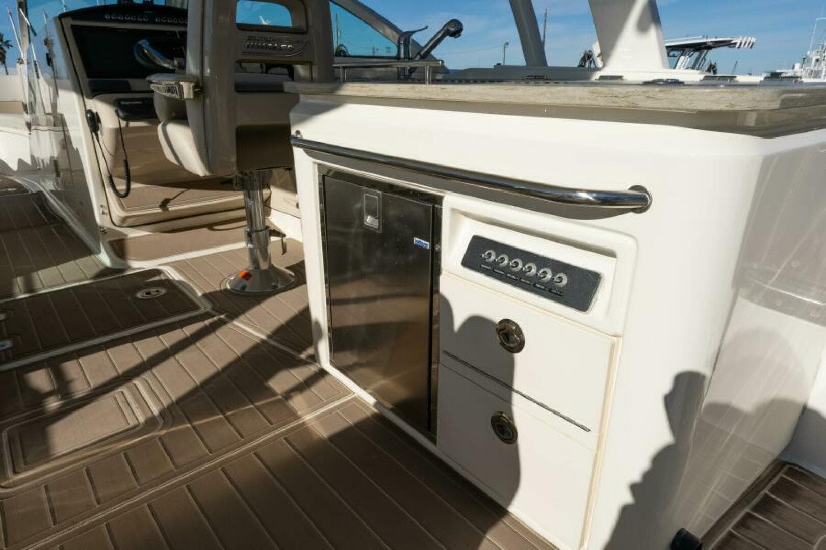 2017 Boston Whaler 320 Vantage — photo 13