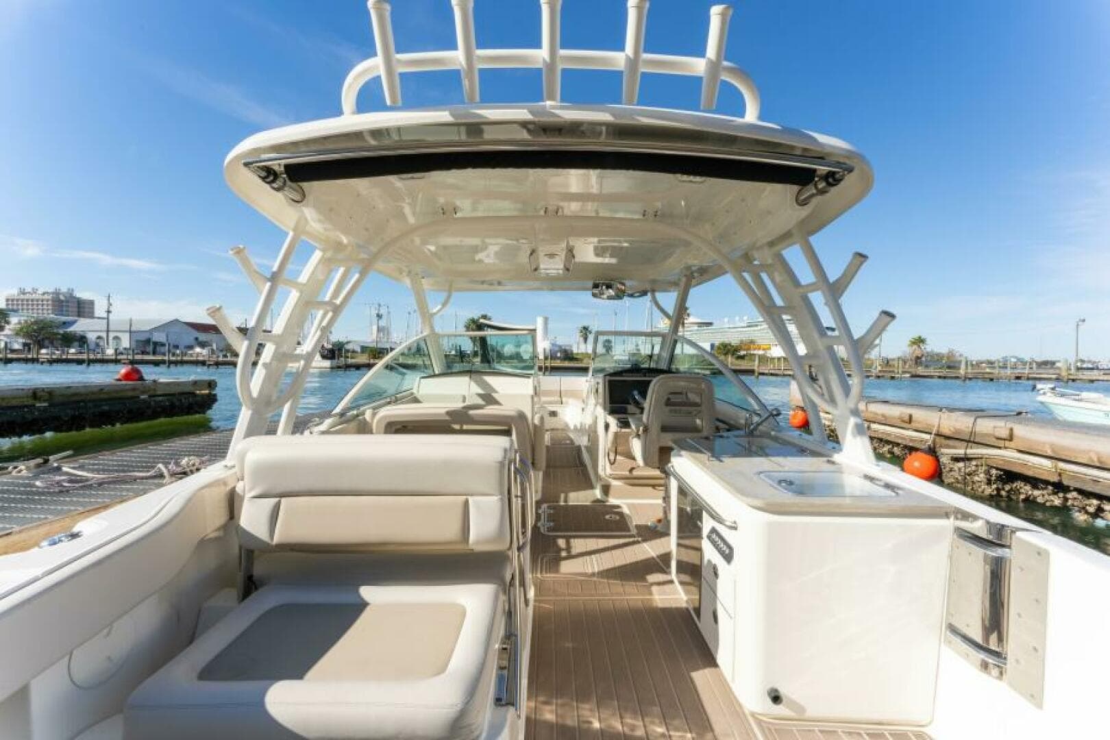 2017 Boston Whaler 320 Vantage — photo 4