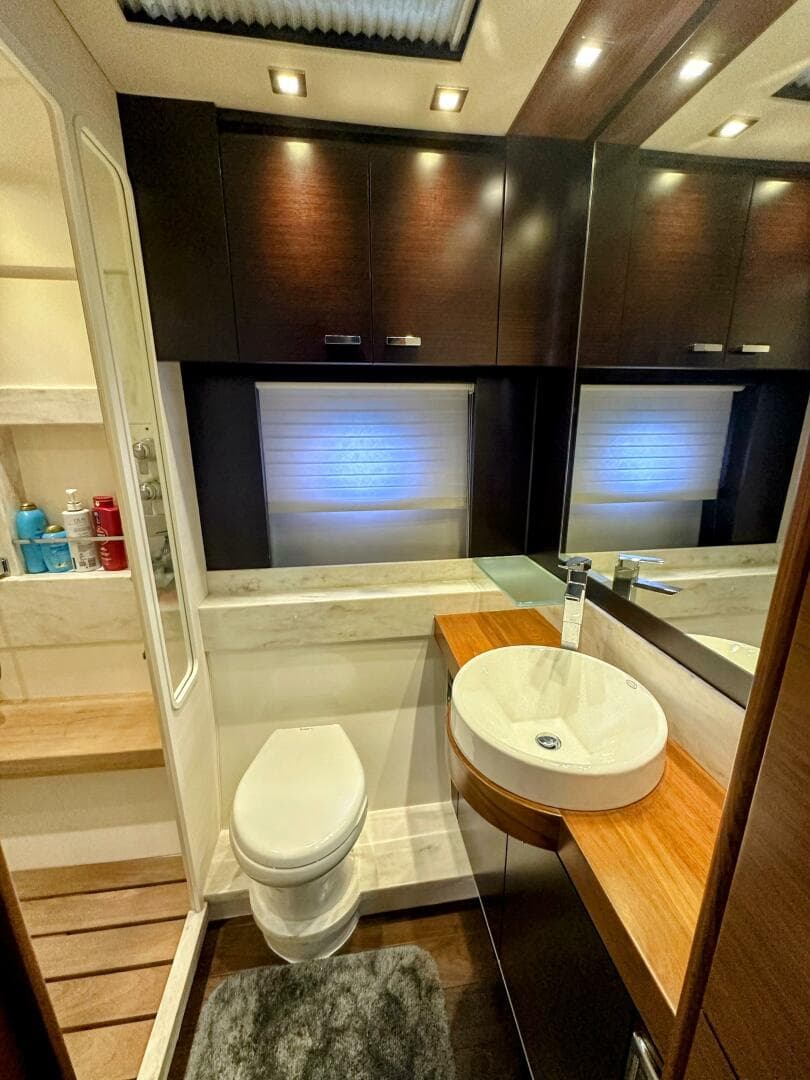 2014 Tiara Yachts 50 Coupe — photo 32