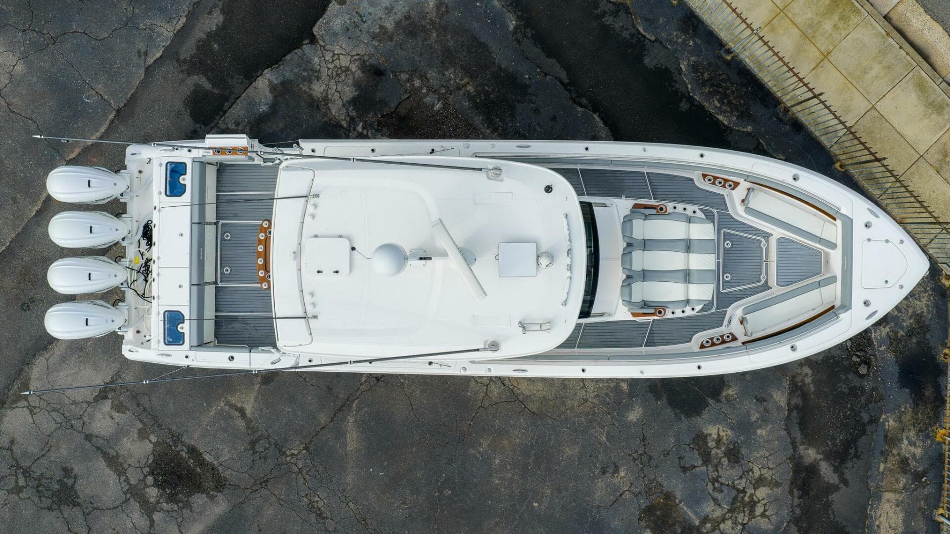 2023 Everglades 455 Center Console — photo 3