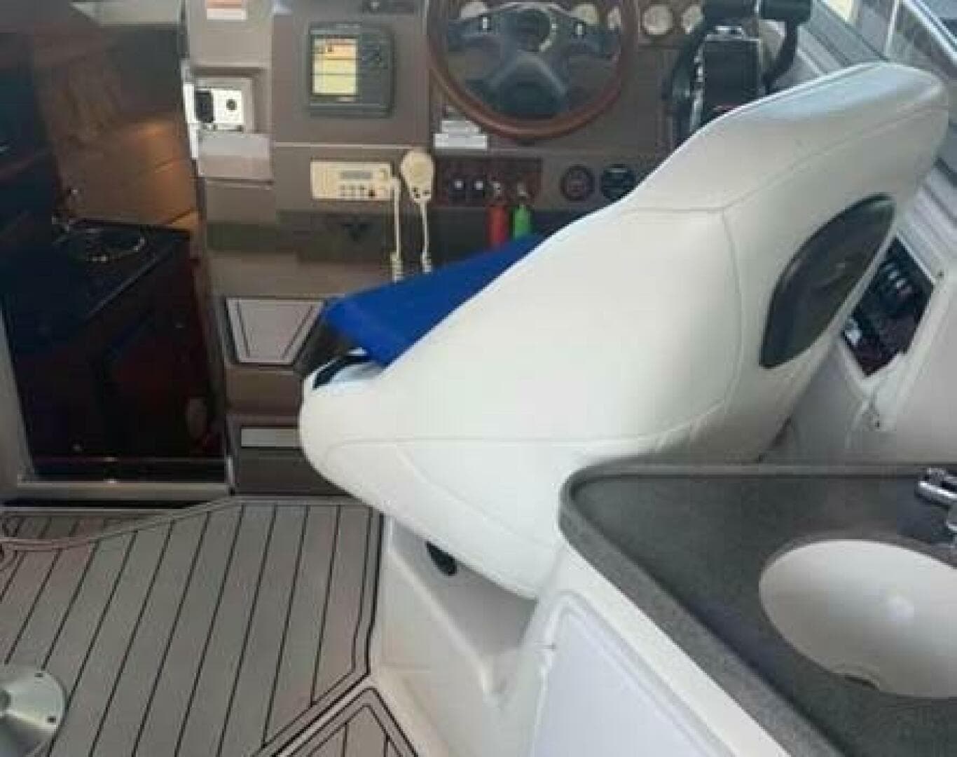 2006 Regal 3060 Window Express — photo 8