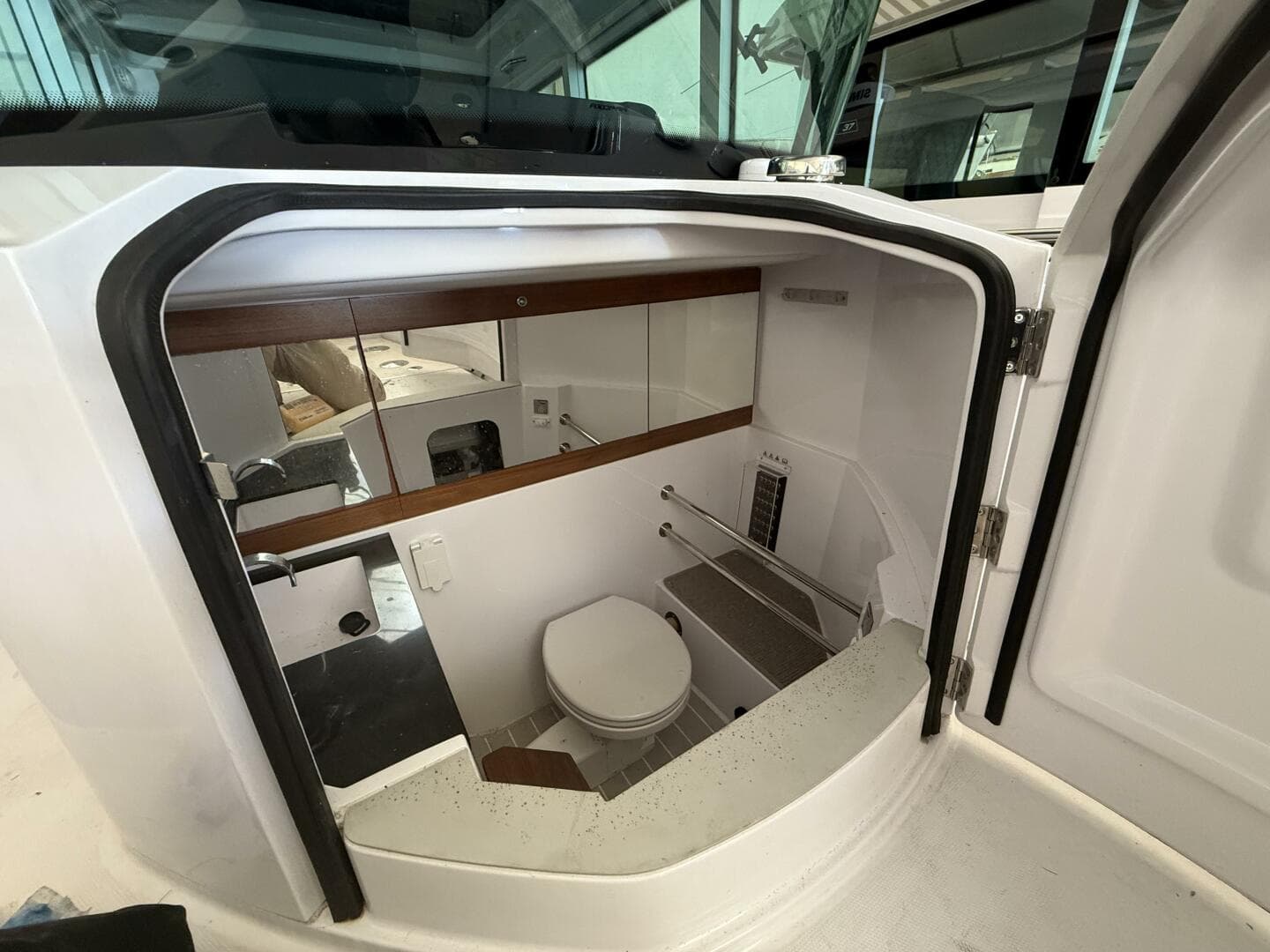 2022 Axopar 28 Cabin — photo 27
