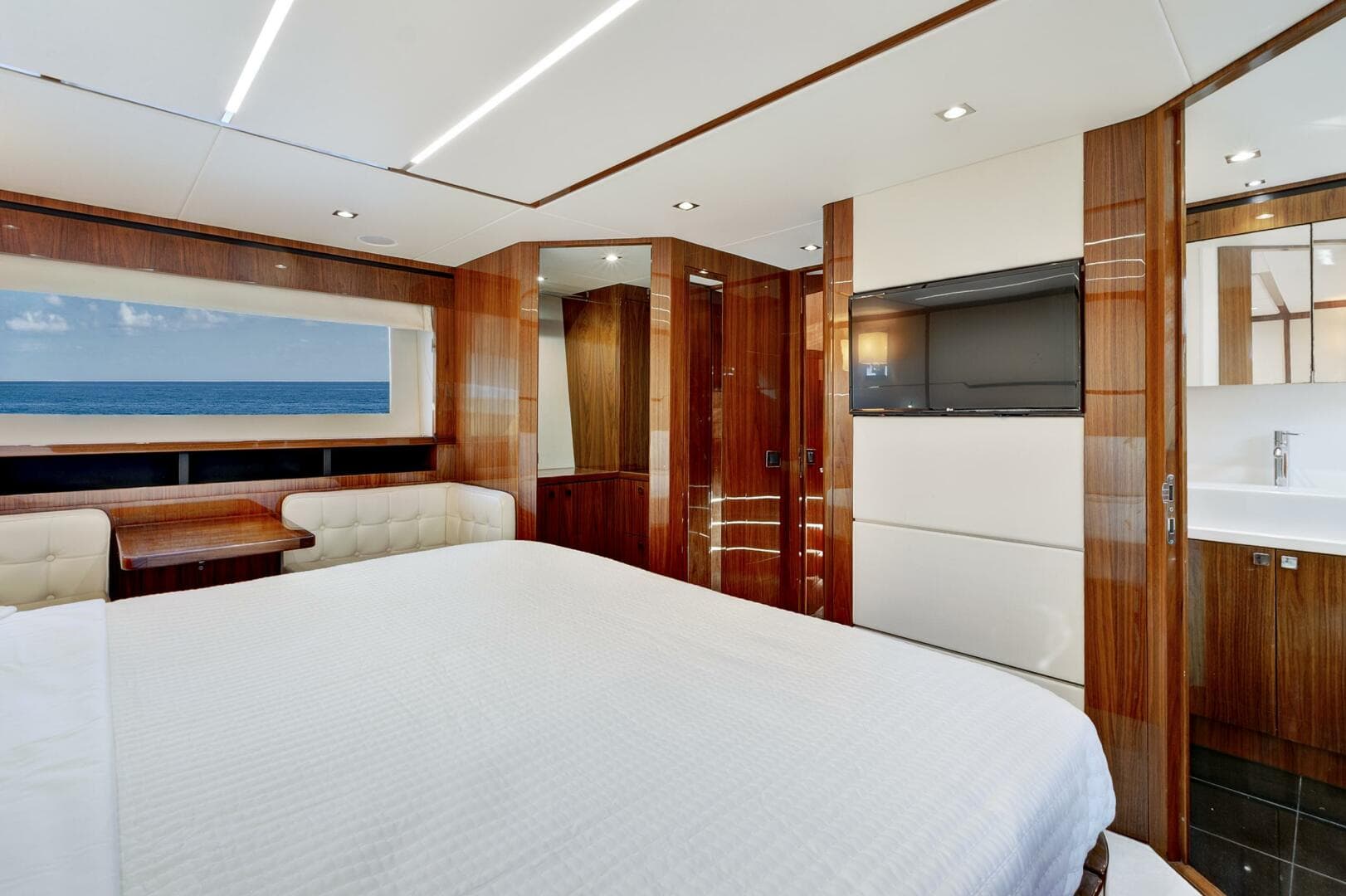 2017 Sunseeker 68 Sport Yacht — photo 28