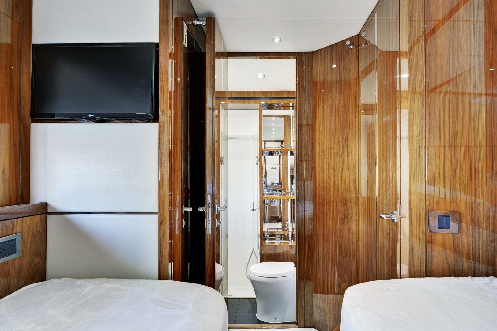 2017 Sunseeker 68 Sport Yacht — photo 36