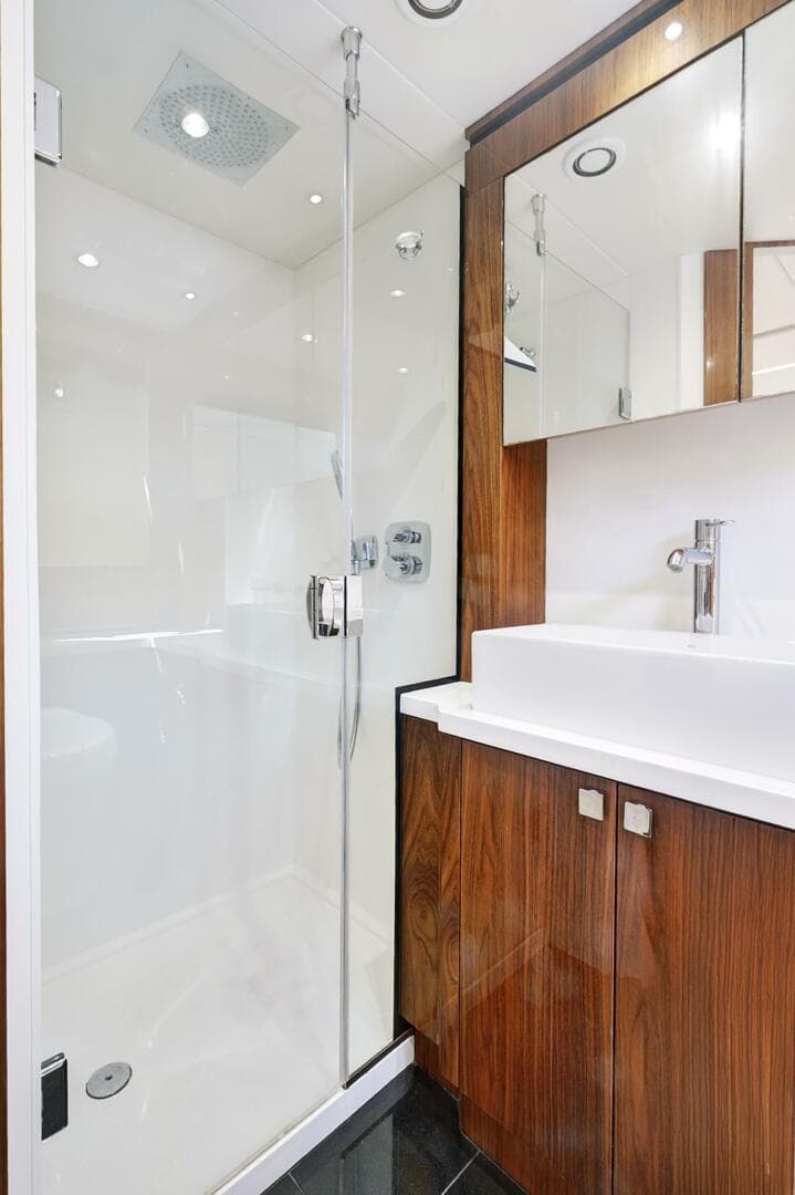 2017 Sunseeker 68 Sport Yacht — photo 30