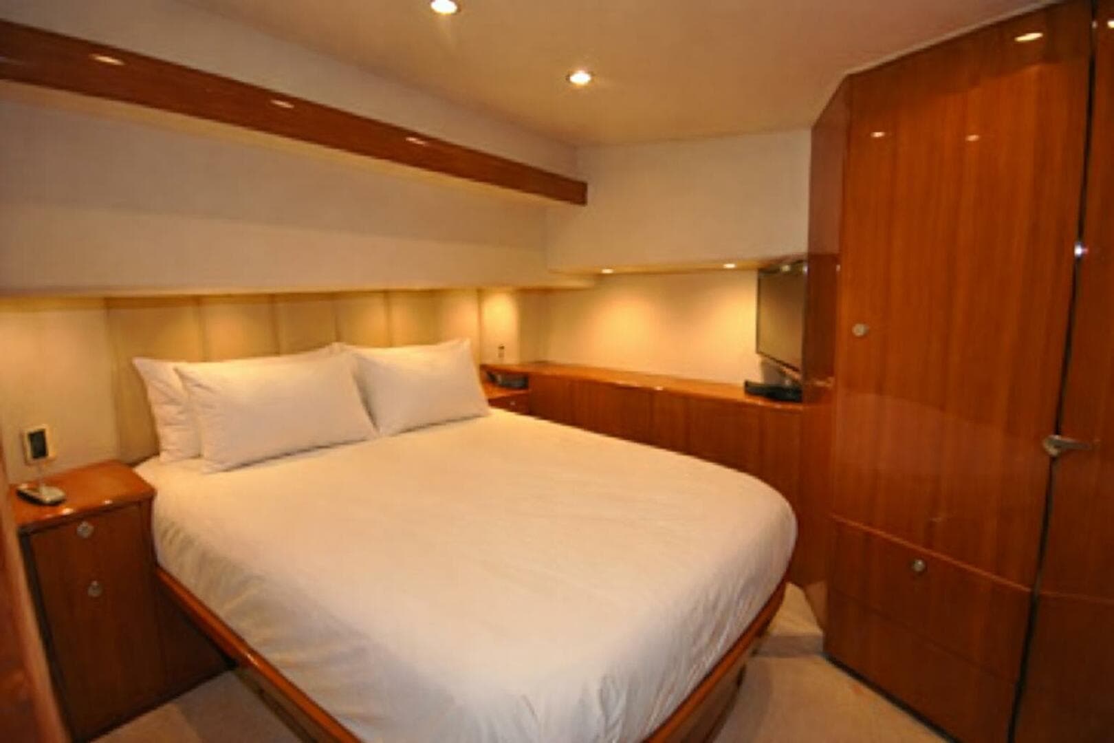 2019 Viking 44 Convertible — photo 3