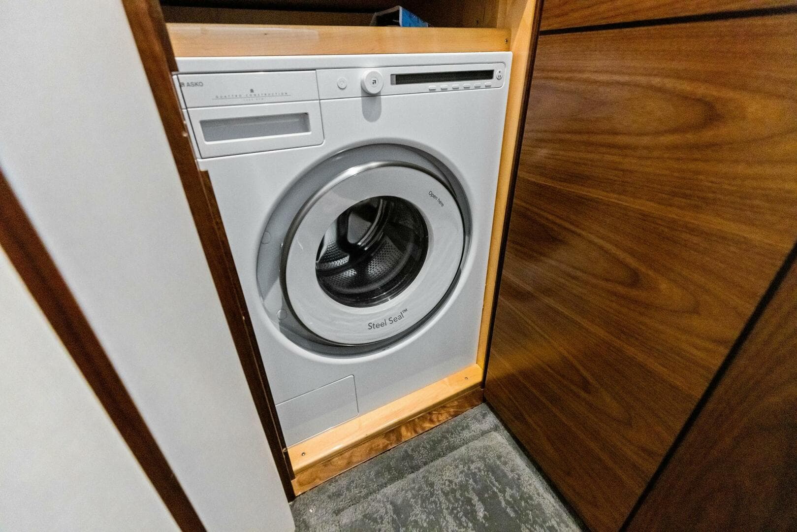 2023 Viking 54 Convertible — photo 31