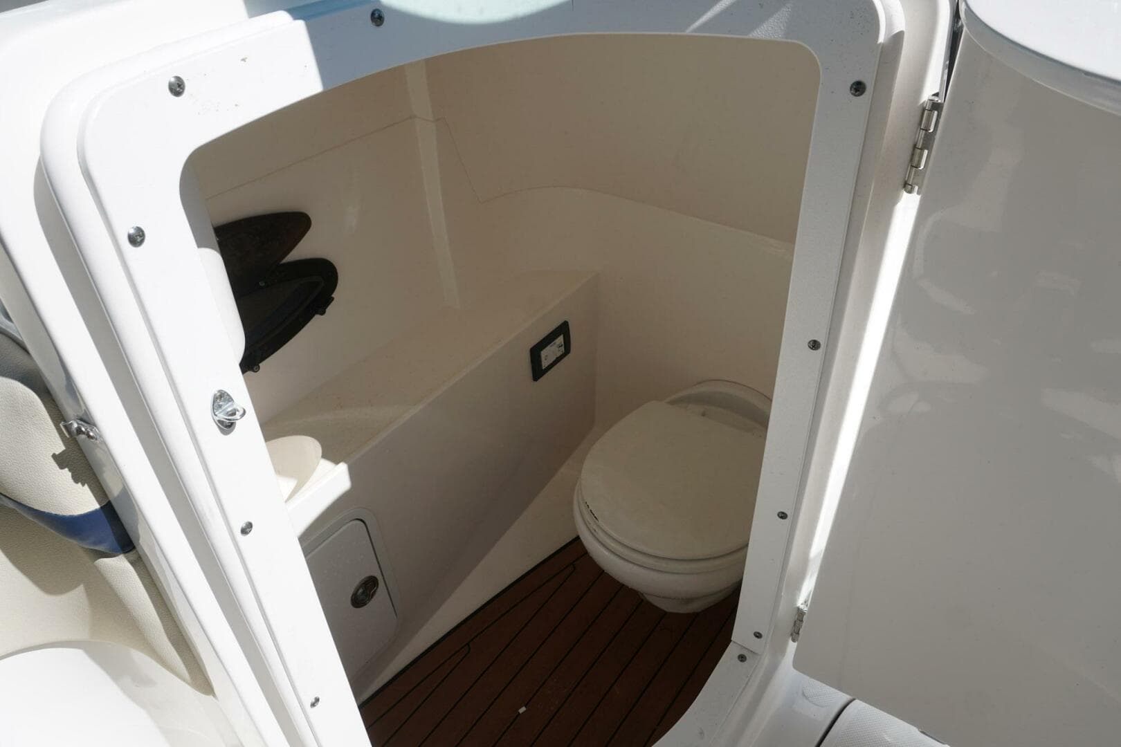 2018 Hurricane Sundeck 2400 OB — photo 5