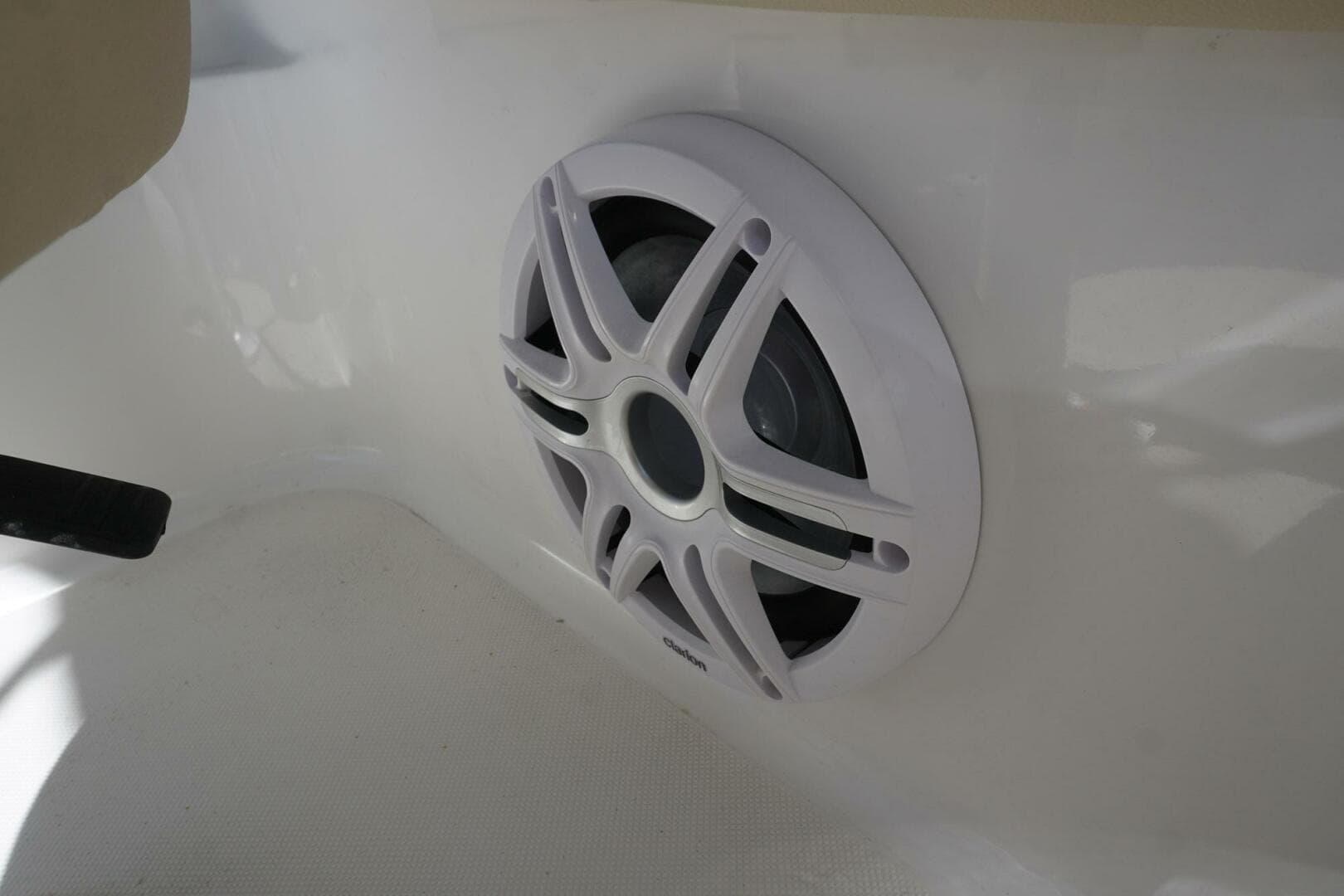 2018 Hurricane Sundeck 2400 OB — photo 12