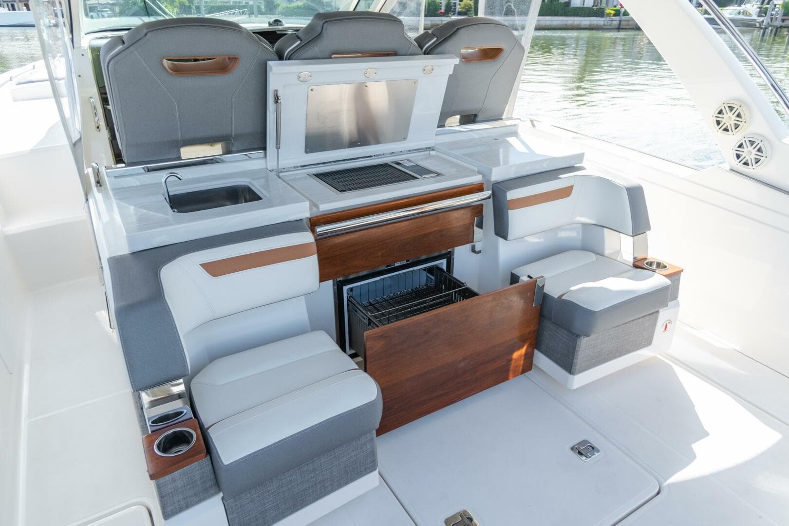 2020 Tiara Sport 38 LS — photo 20