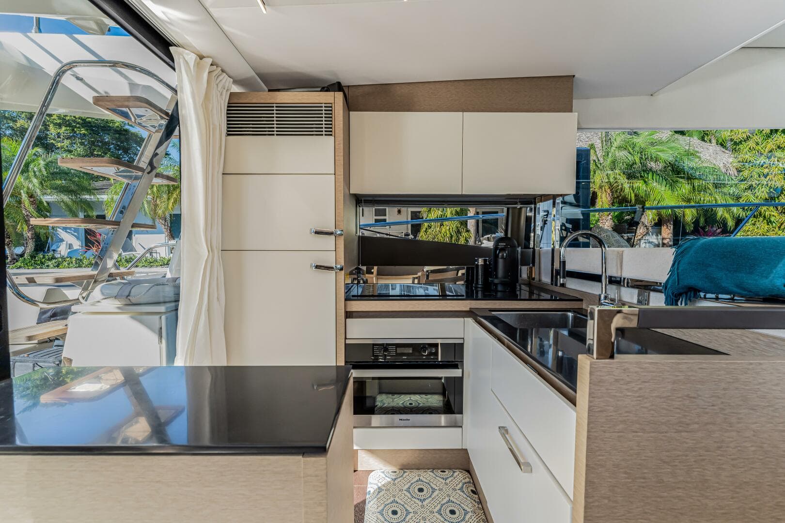 2018 Prestige 520 — photo 33