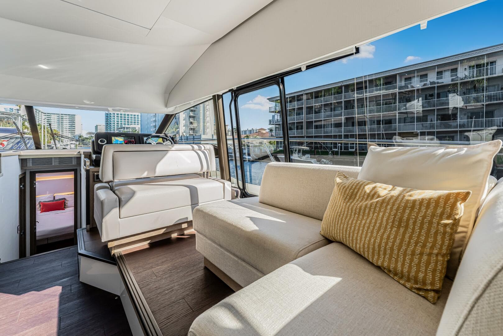 2018 Prestige 520 — photo 25