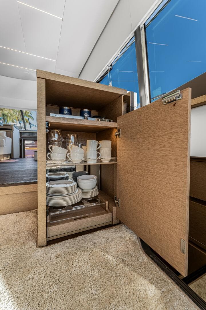 2018 Prestige 520 — photo 32