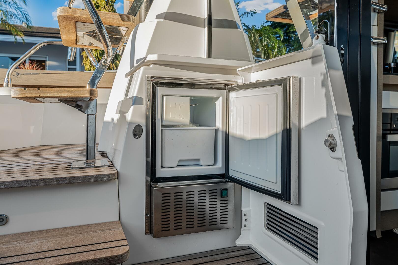 2018 Prestige 520 — photo 17