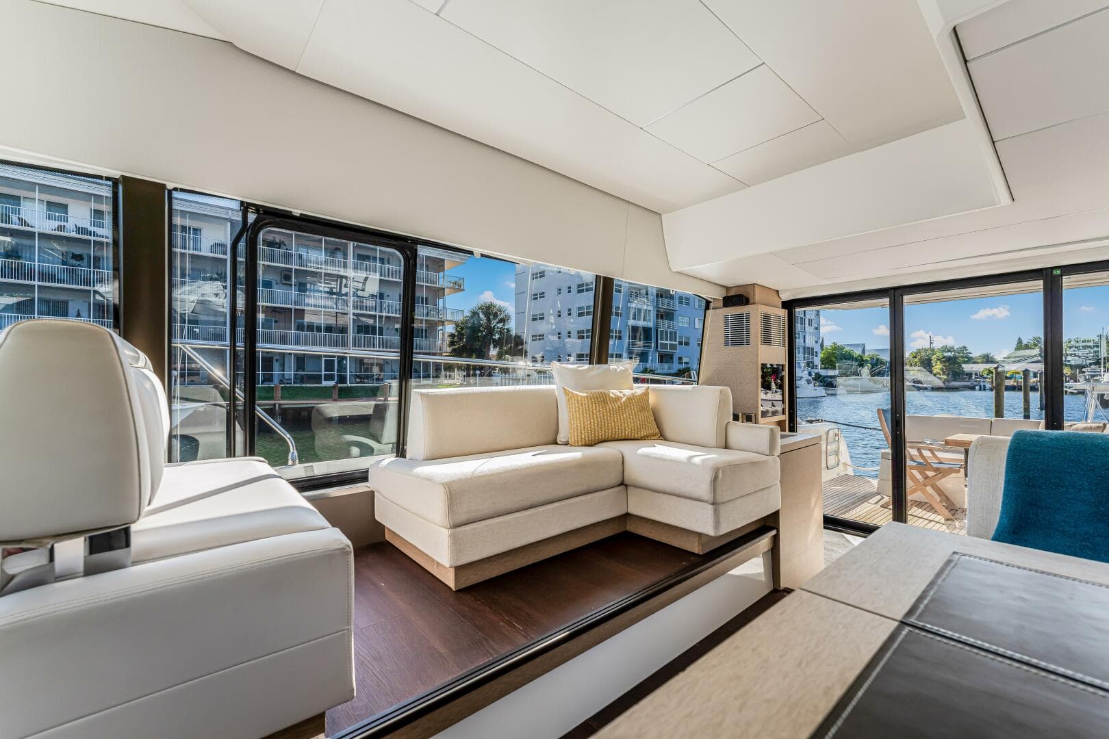 2018 Prestige 520 — photo 24