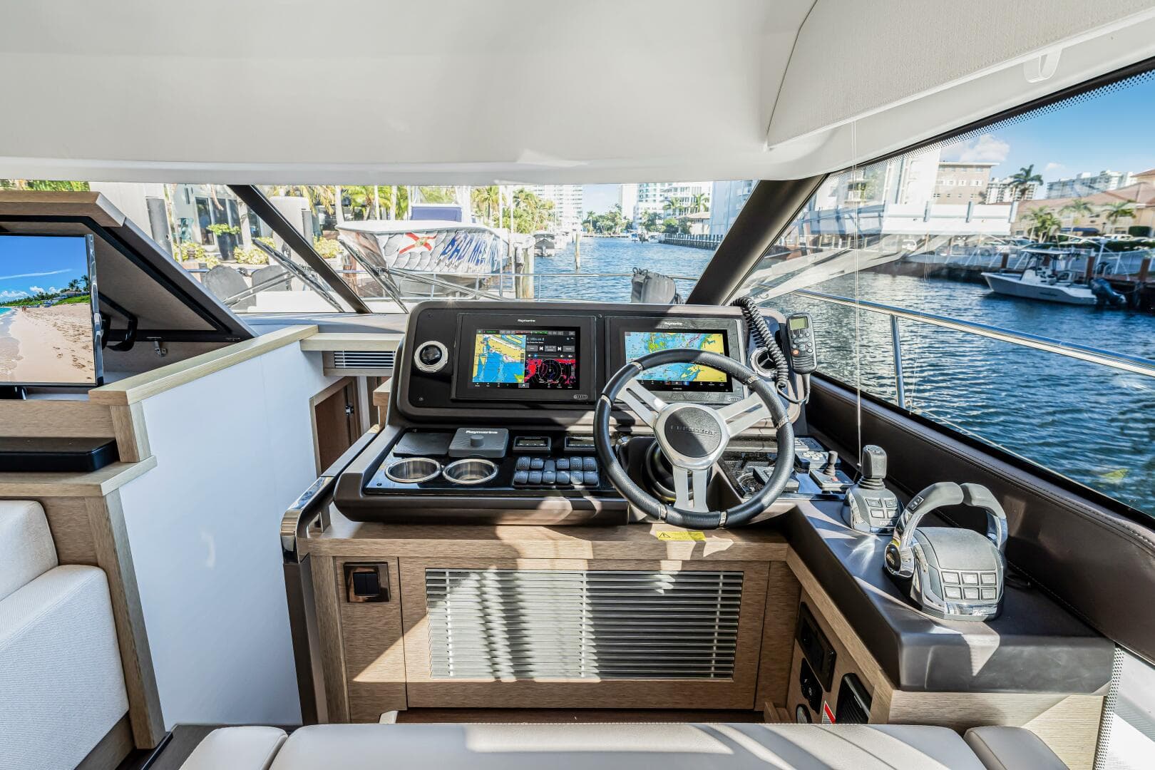 2018 Prestige 520 — photo 29