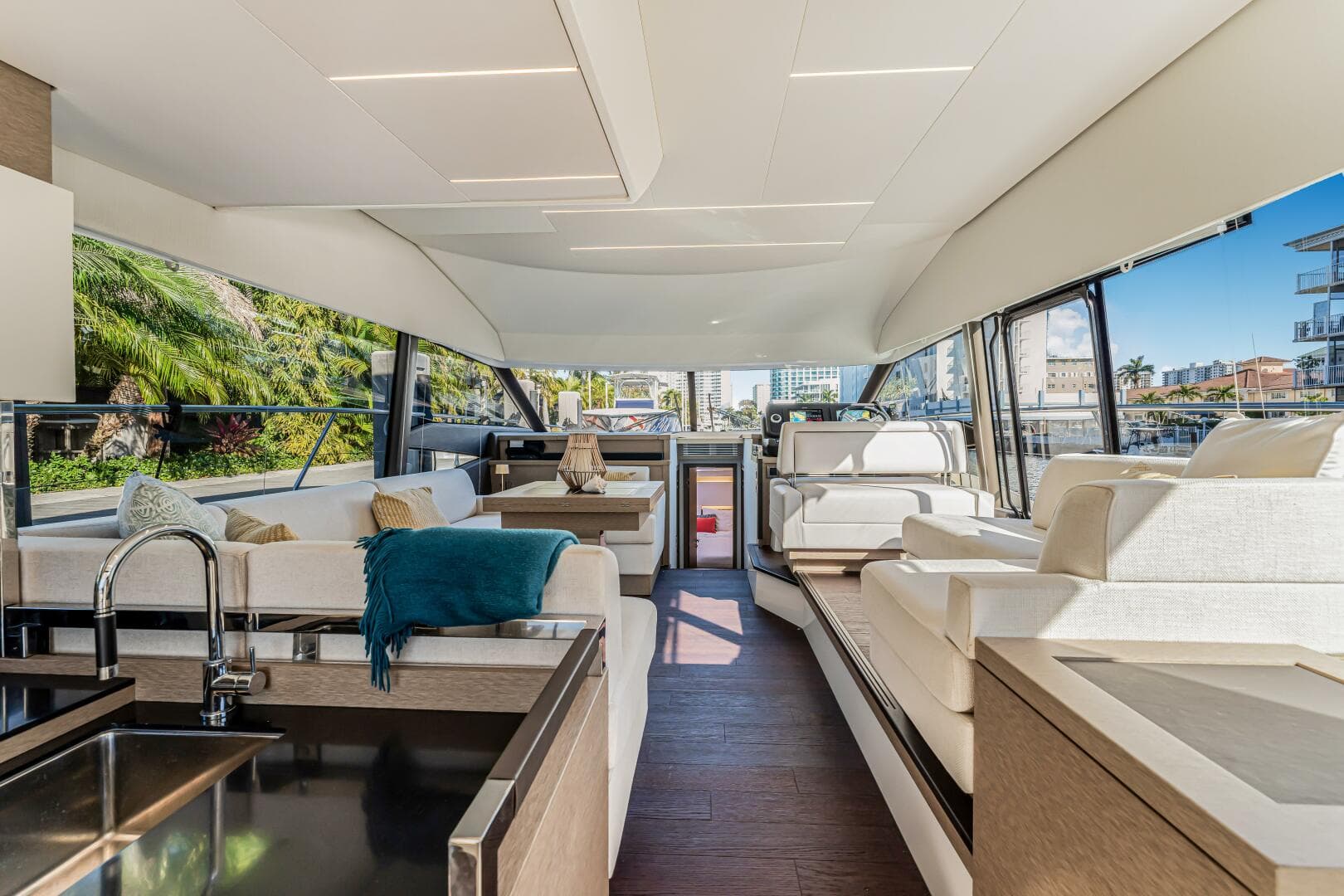2018 Prestige 520 — photo 21