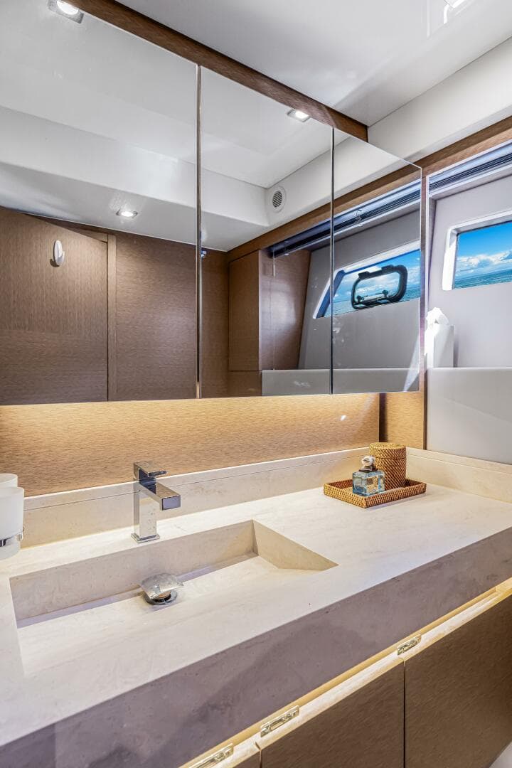 2018 Prestige 520 — photo 39