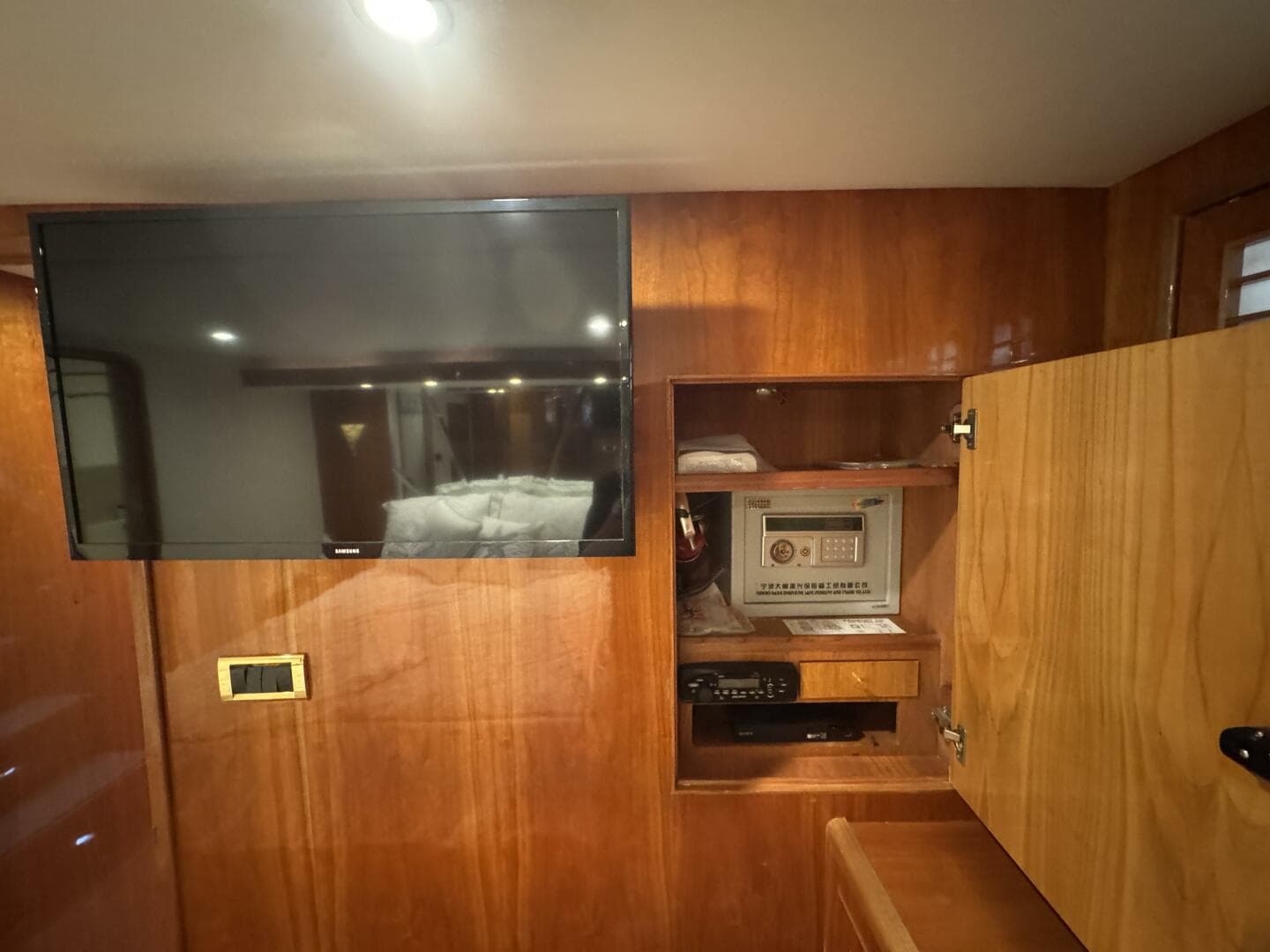 2004 Altima 55 Pilothouse — photo 41