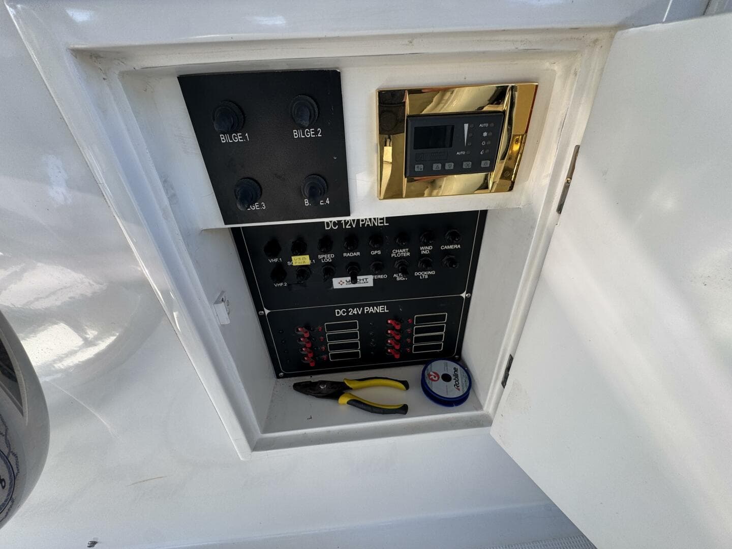 2004 Altima 55 Pilothouse — photo 17