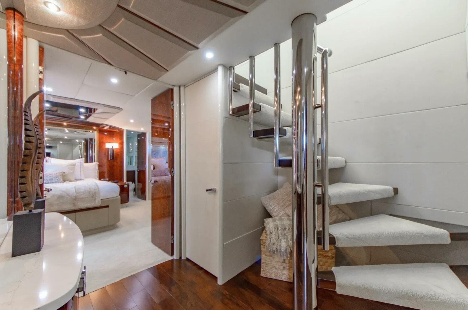 2001 Lazzara Yachts 94 — photo 24