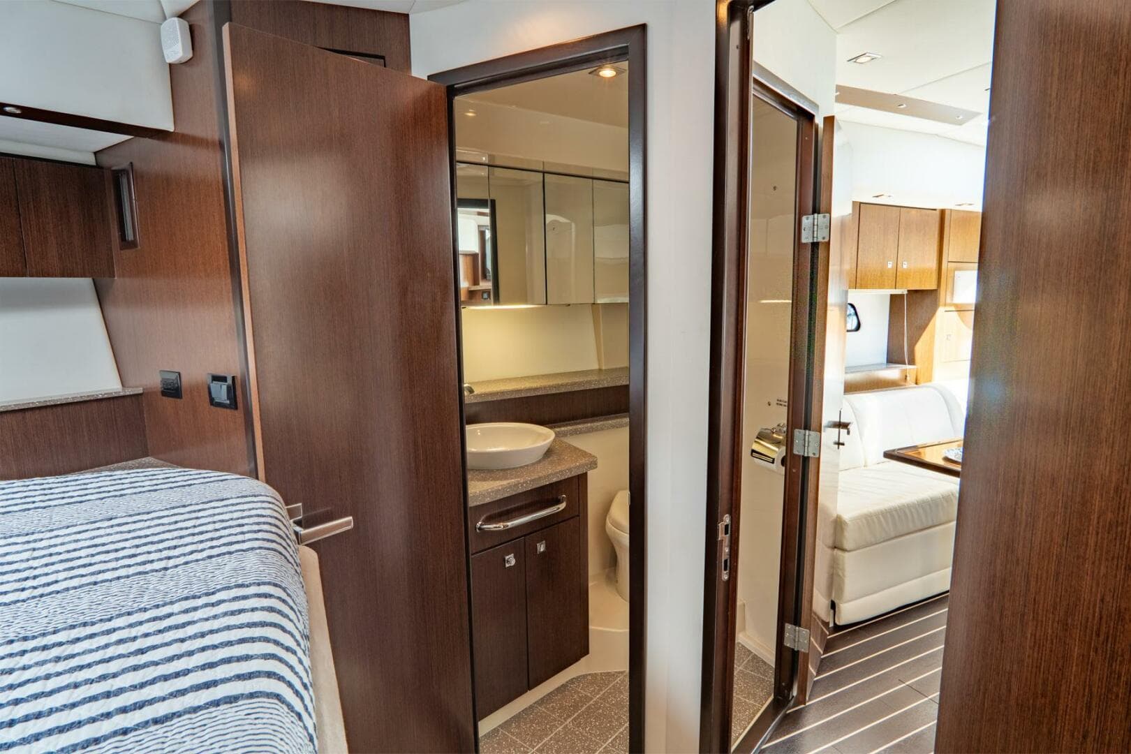 2013 Cruisers Yachts 48 Cantius — photo 26