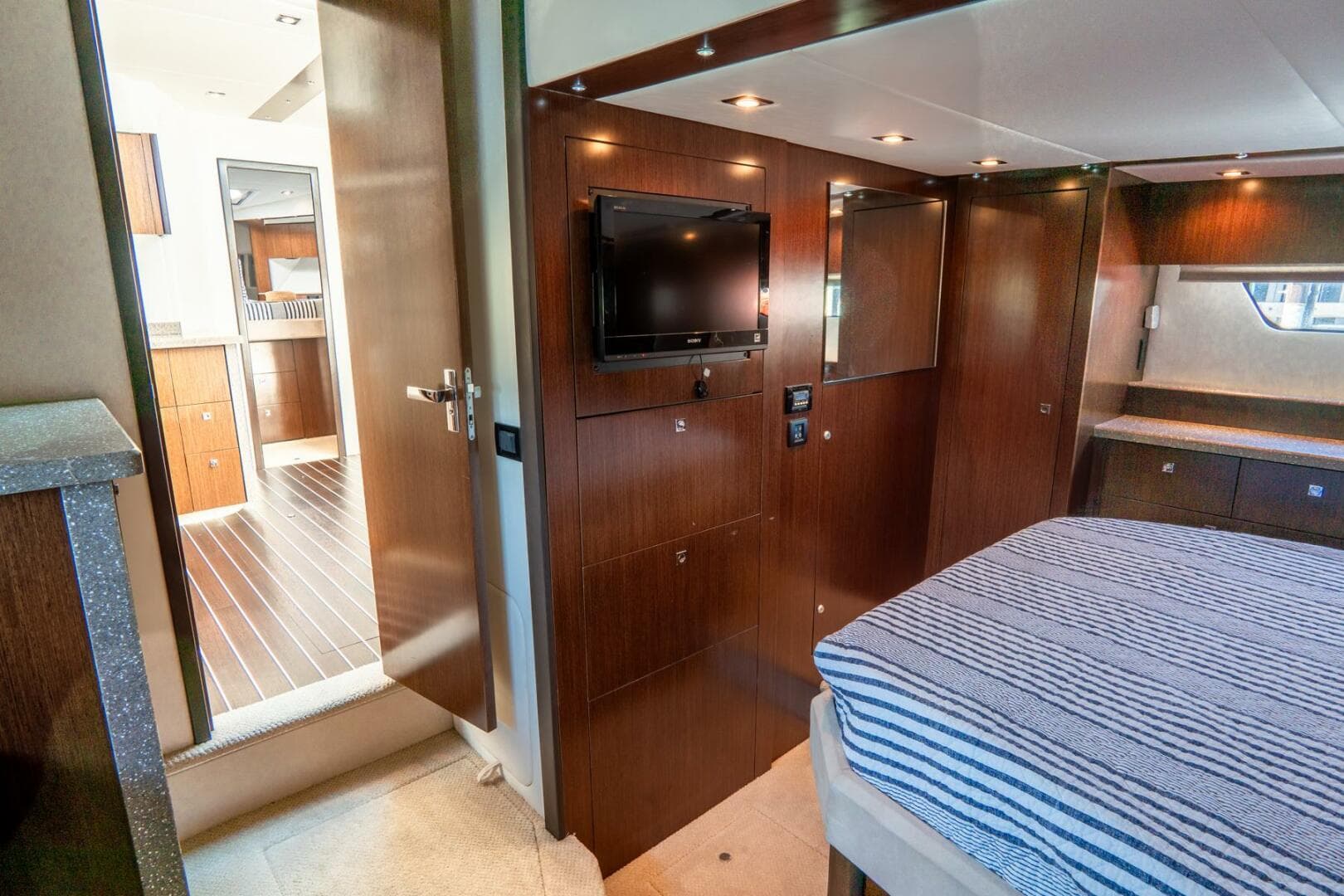 2013 Cruisers Yachts 48 Cantius — photo 30