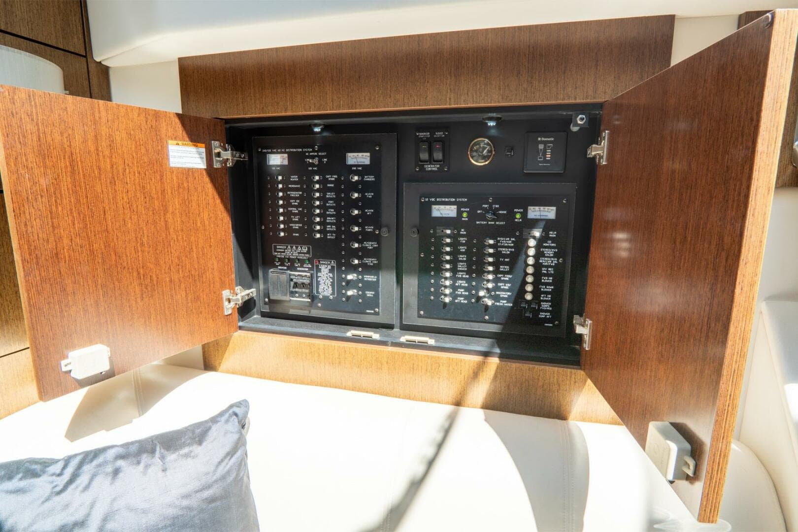 2013 Cruisers Yachts 48 Cantius — photo 33