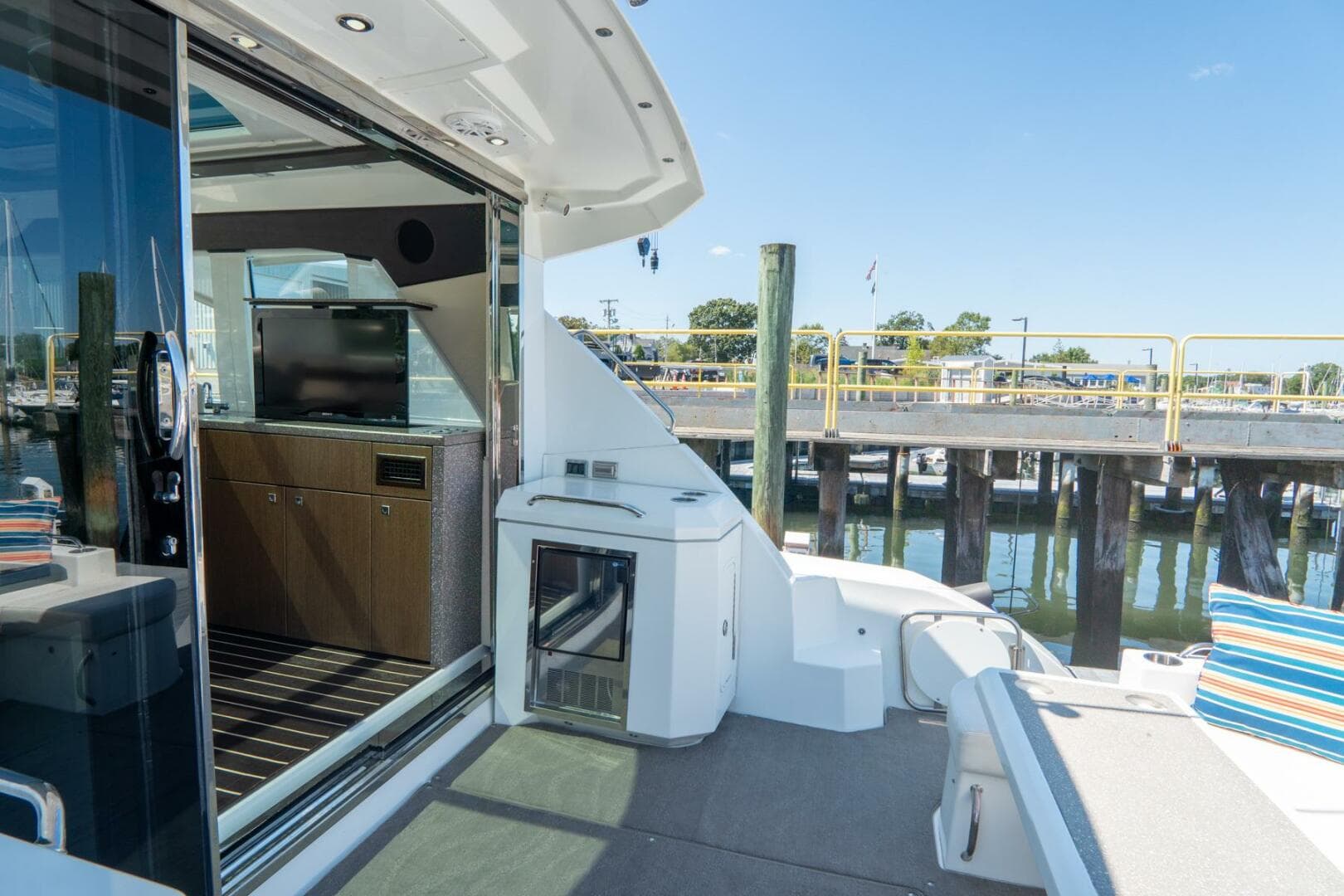 2013 Cruisers Yachts 48 Cantius — photo 15