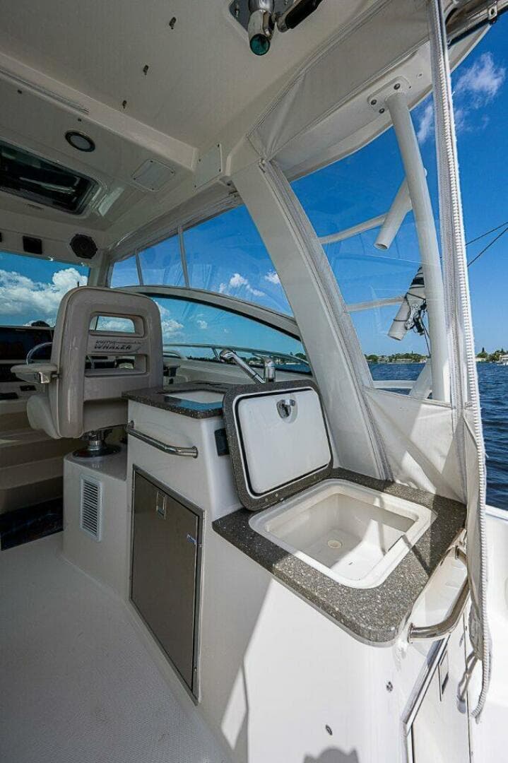 2018 Boston Whaler 345 Conquest — photo 13