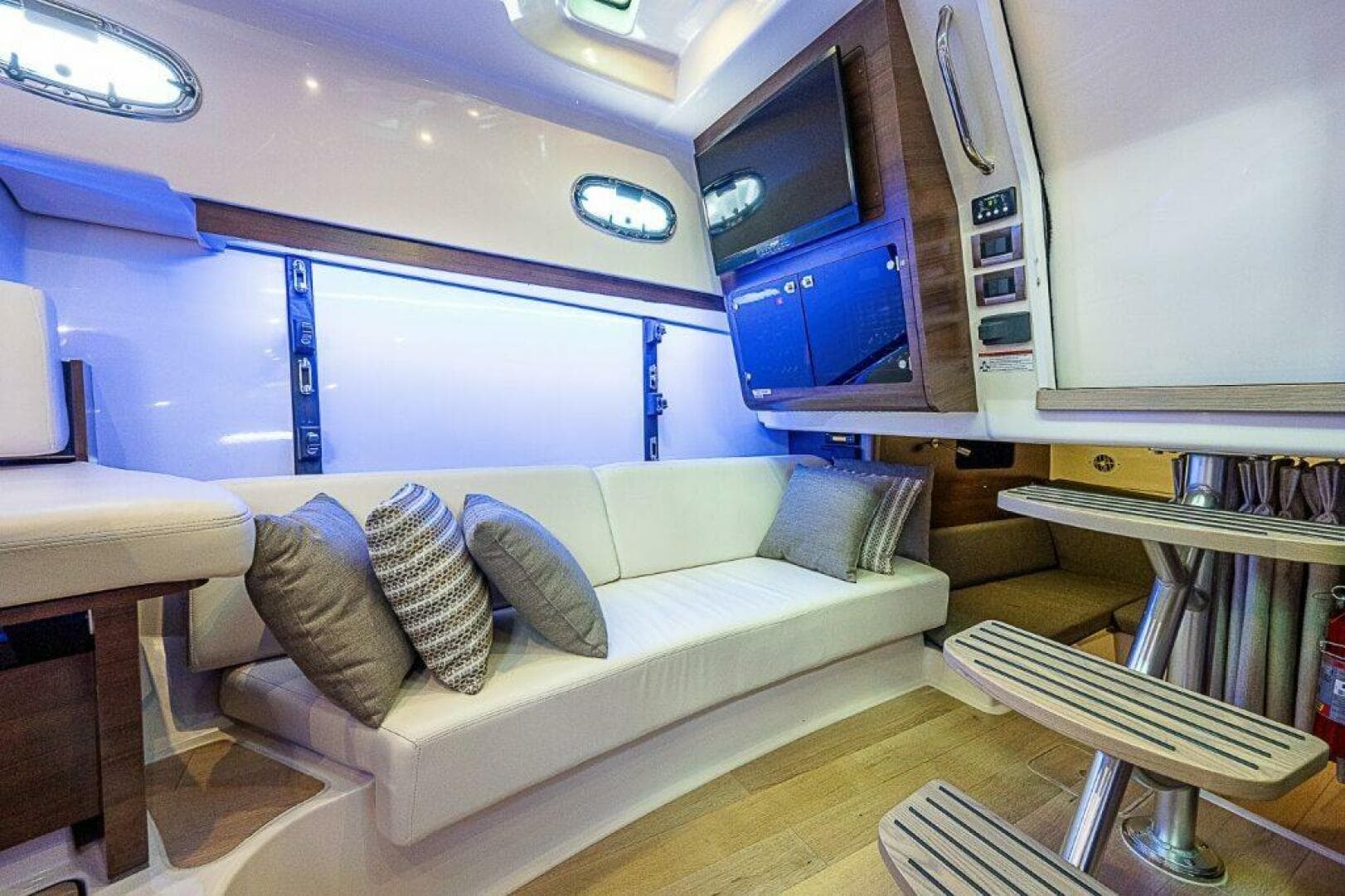 2018 Boston Whaler 345 Conquest — photo 28