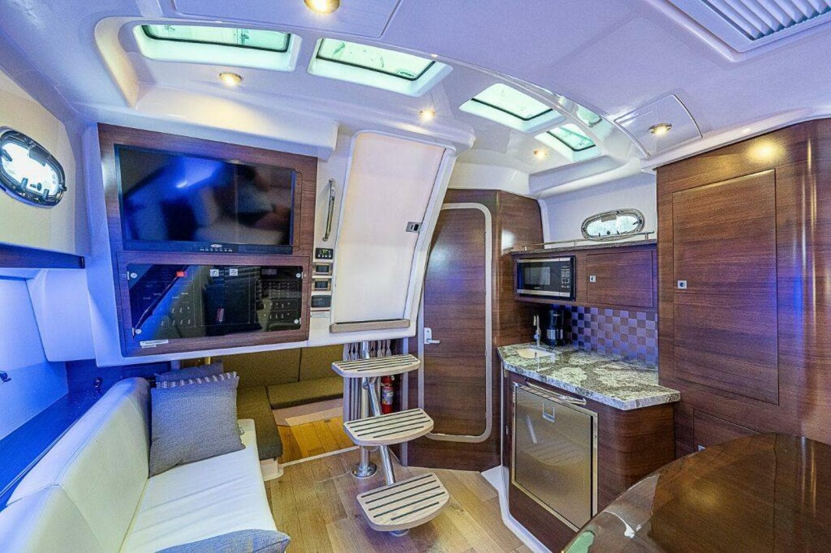 2018 Boston Whaler 345 Conquest — photo 32