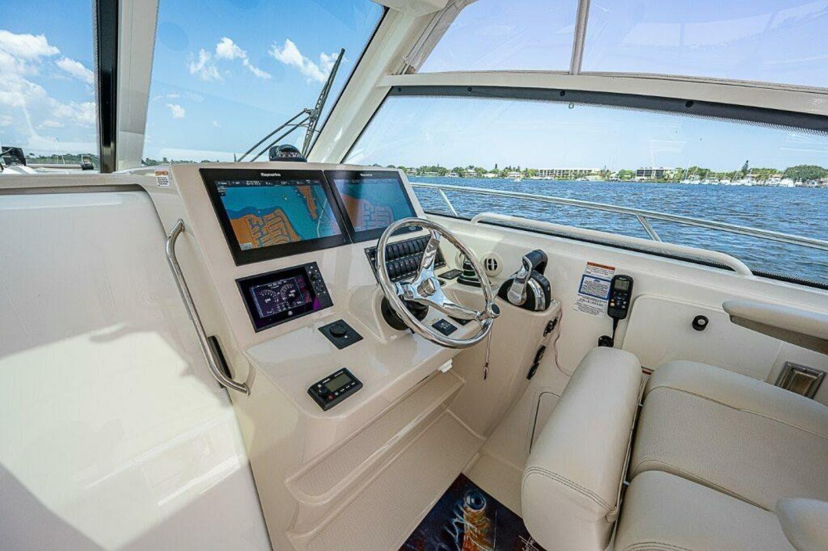 2018 Boston Whaler 345 Conquest — photo 15