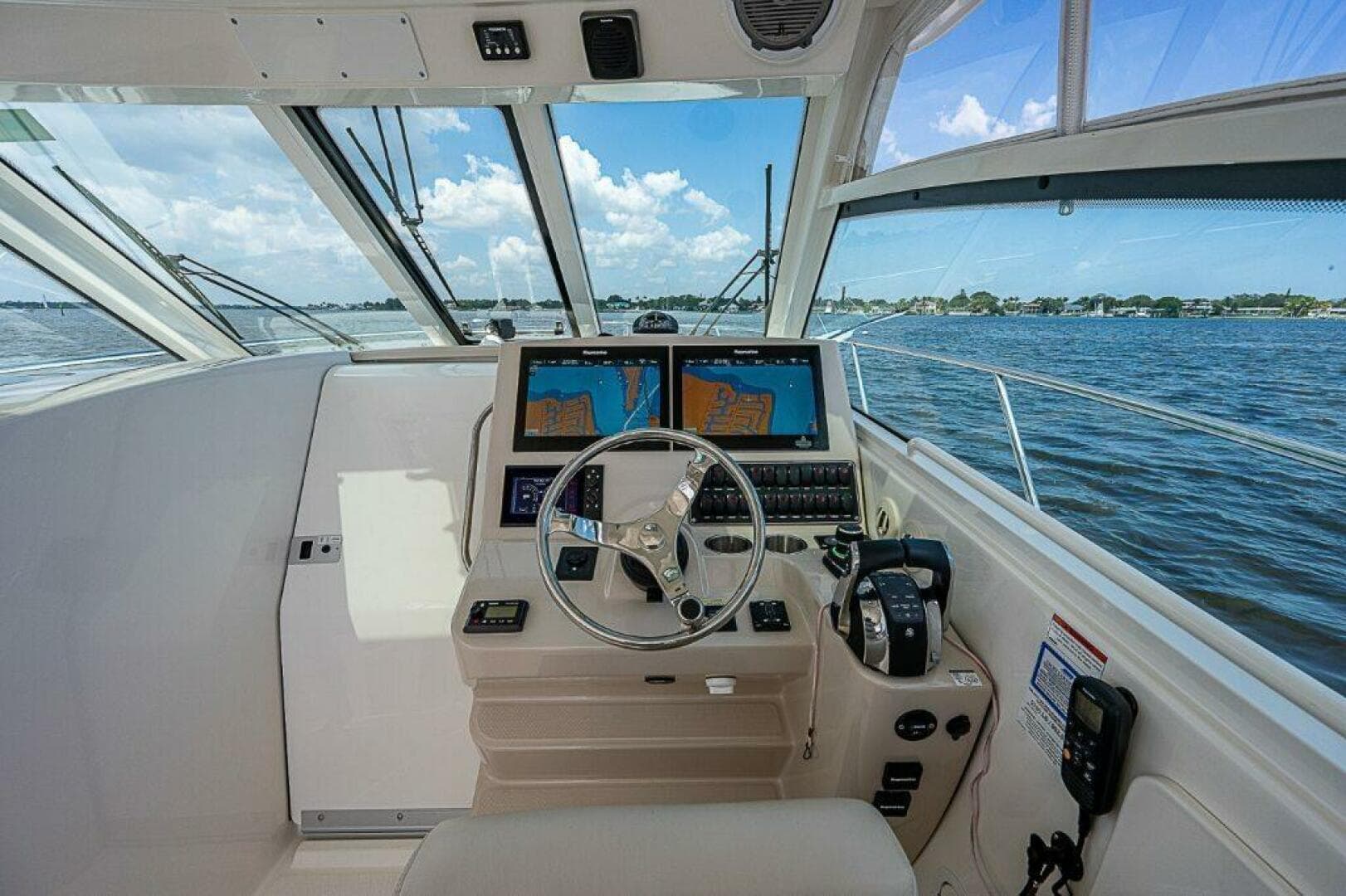 2018 Boston Whaler 345 Conquest — photo 16