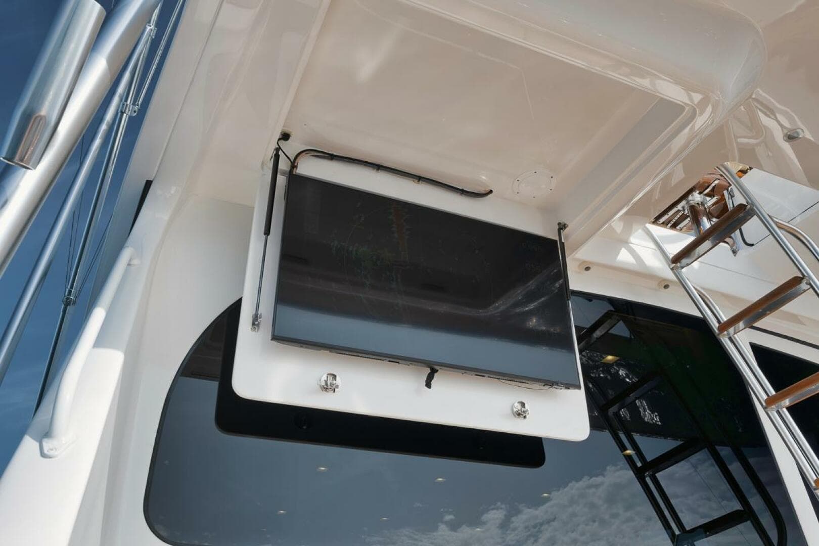 2019 Viking 68 Convertible — photo 36