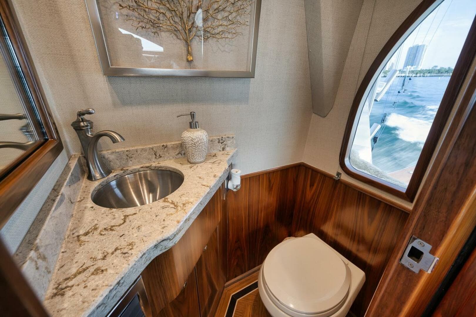 2019 Viking 68 Convertible — photo 7