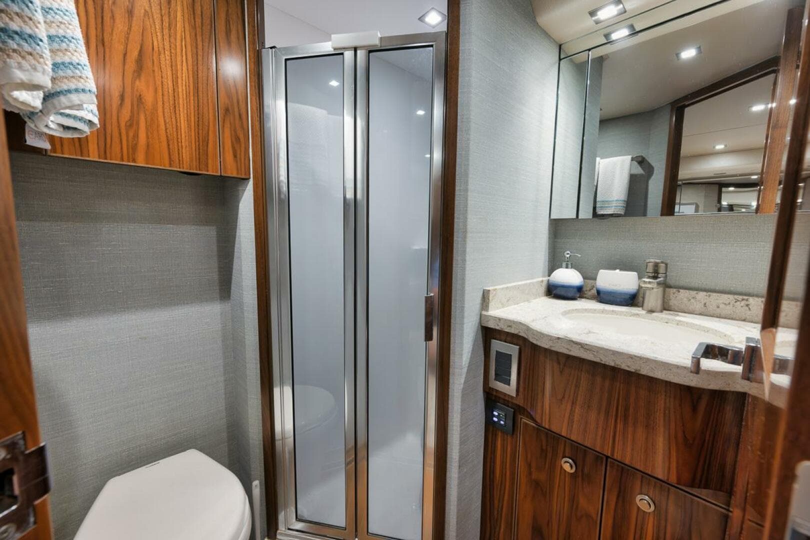 2019 Viking 68 Convertible — photo 28